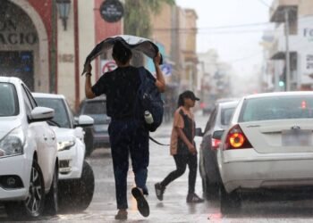Presencia de lluvia aumenta los riesgos de un choque por alcance; piden tomar precauciones