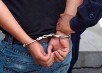 Hombre asesina a su esposa y suegra; deja herida a su hija de 16 años