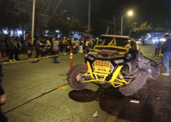 Lo intentan llevar a hospital por herida de bala y muere en accidente vial