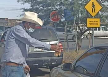 Don Pedro vende galletas para ayudar a su amiga enferma