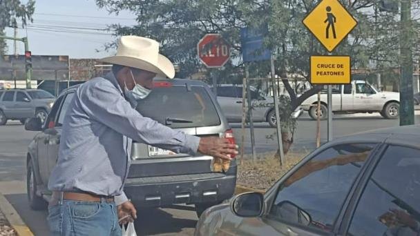 Don Pedro vende galletas para ayudar a su amiga enferma Don Pedro vende galletas para ayudar a su amiga enferma
