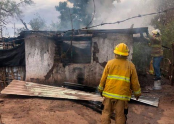 Incendian casa con la familia adentro, el padre y sus dos hijos murieron