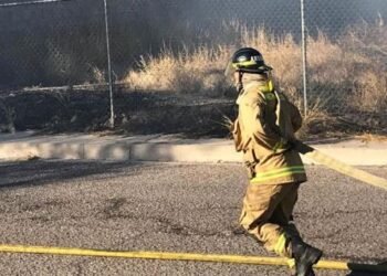 Bomberos de Hermosillo sofocan incendio de maleza