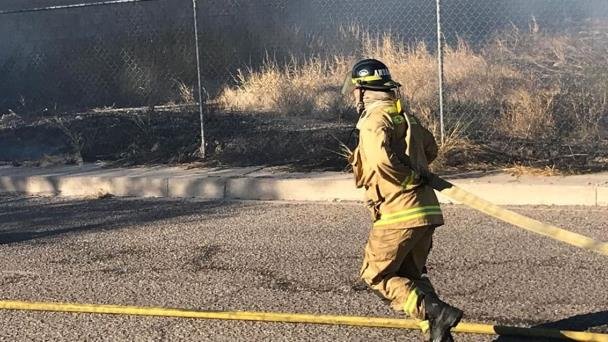 Bomberos de Hermosillo sofocan incendio de maleza Bomberos de Hermosillo sofocan incendio de maleza