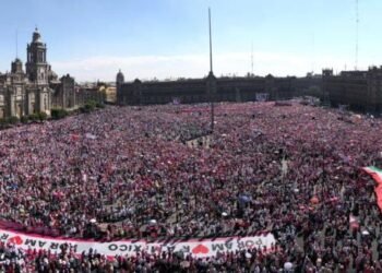 Marcha a favor del INE pinta el Zócalo de rosa y blanco