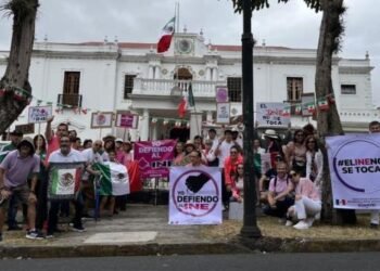 “El INE no se toca”, claman mexicanos desde Costa Rica