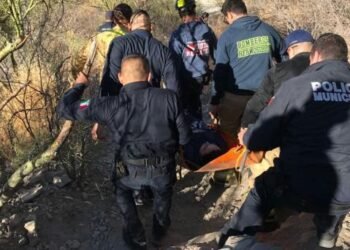 Rescatan a mujer que se fracturó el tobillo al bajar el Cerro del Bachoco