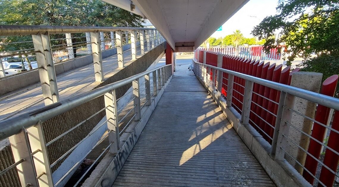 Instalan nuevos reflectores y lámparas en el área del puente peatonal del bulevar Luis Encinas Instalan nuevos reflectores y lámparas en el área del puente peatonal del bulevar Luis Encinas