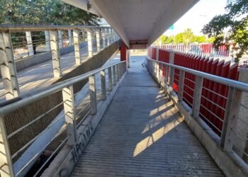 Instalan nuevos reflectores y lámparas en el área del puente peatonal del bulevar Luis Encinas
