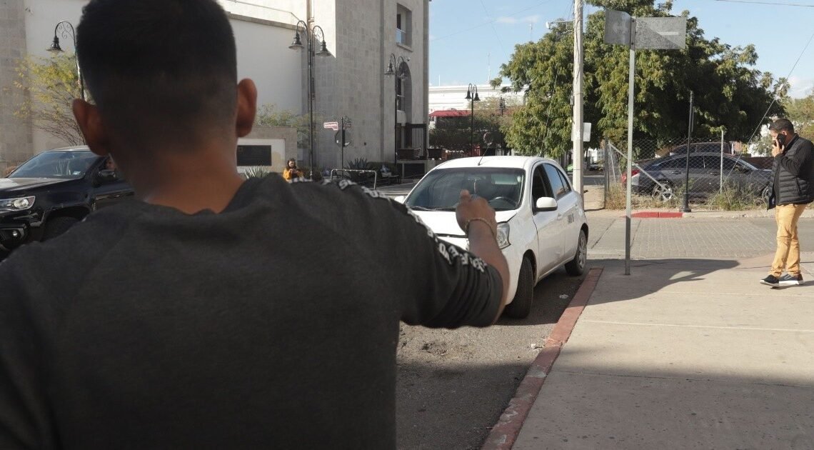 Taxista de Hermosillo atacado por cuatro hombres armados mientras llevaba pasajeros: Denuncia Taxista de Hermosillo atacado por cuatro hombres armados mientras llevaba pasajeros: Denuncia