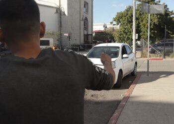 Taxista de Hermosillo atacado por cuatro hombres armados mientras llevaba pasajeros: Denuncia