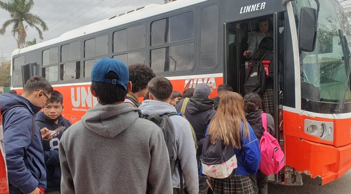 Hermosillo: Estudiantes batallan para agarrar camión Hermosillo: Estudiantes batallan para agarrar camión