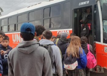 Hermosillo: Estudiantes batallan para agarrar camión
