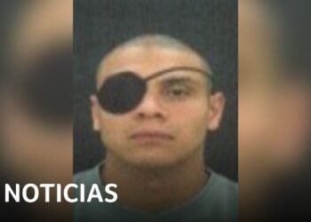 Buscan por aire y tierra a un peligroso criminal fugado | Noticias Telemundo