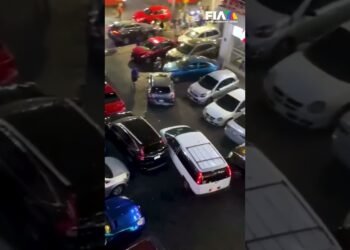 ¡AGARRÓ PAREJO! CAMIONETA CHOCA AUTOS ESTACIONADOS Y SE LLEVA A VALET PARKING
