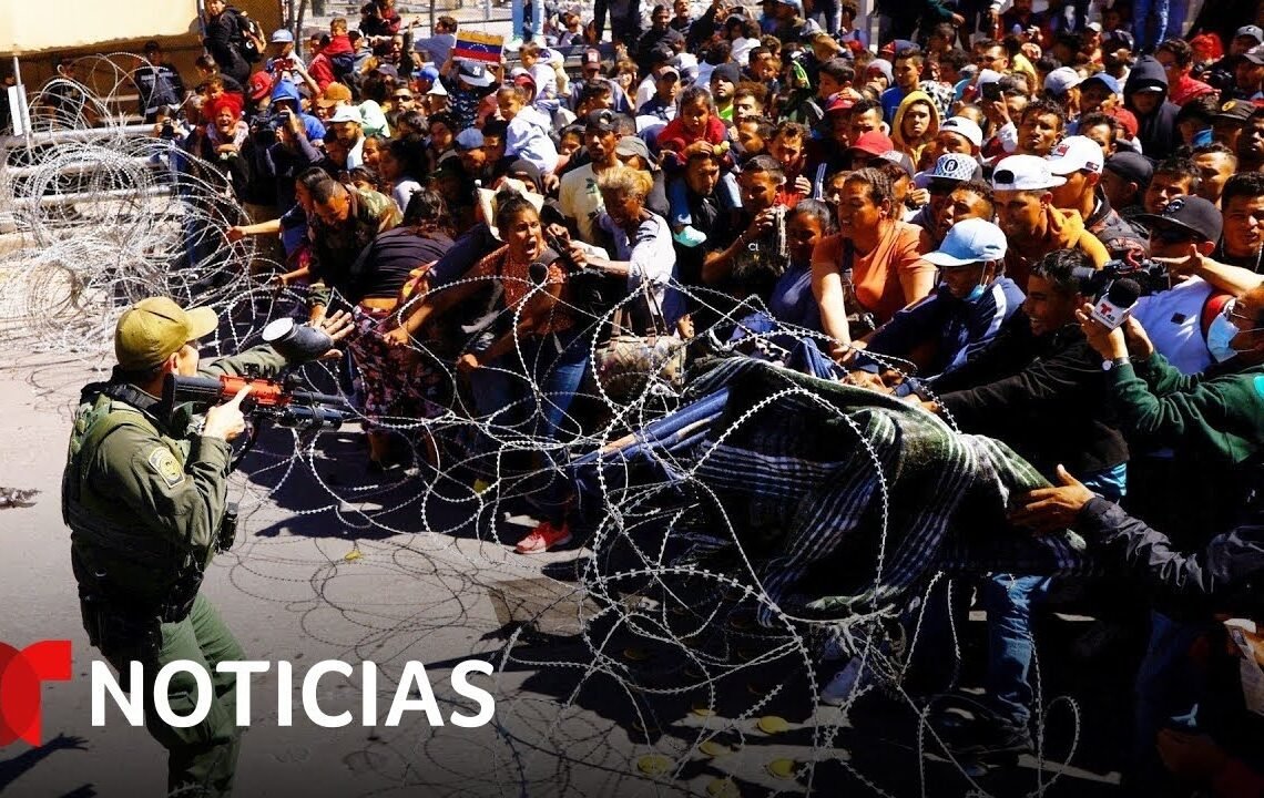 Unos 2,000 migrantes intentan entrar por un puente en Texas | Noticias Telemundo