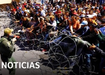 Unos 2,000 migrantes intentan entrar por un puente en Texas | Noticias Telemundo