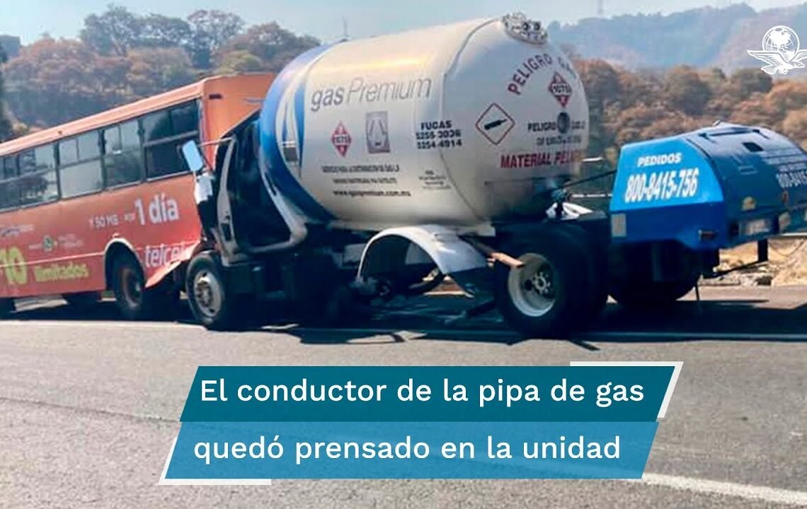 Chocan pipa de gas y autobús de pasajeros en la autopista Chamapa-Lechería