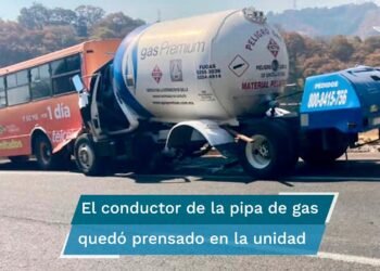 Chocan pipa de gas y autobús de pasajeros en la autopista Chamapa-Lechería
