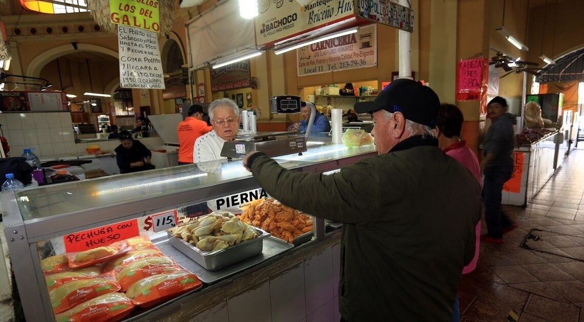 En la Frutería Briceño del Mercado Municipal de Hermosillo están listos para festejar ¡Un siglo!