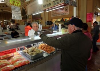 En la Frutería Briceño del Mercado Municipal de Hermosillo están listos para festejar ¡Un siglo!