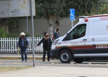 Peatones deben tener paciencia para cruzar el bulevar Morelos en Hermosillo