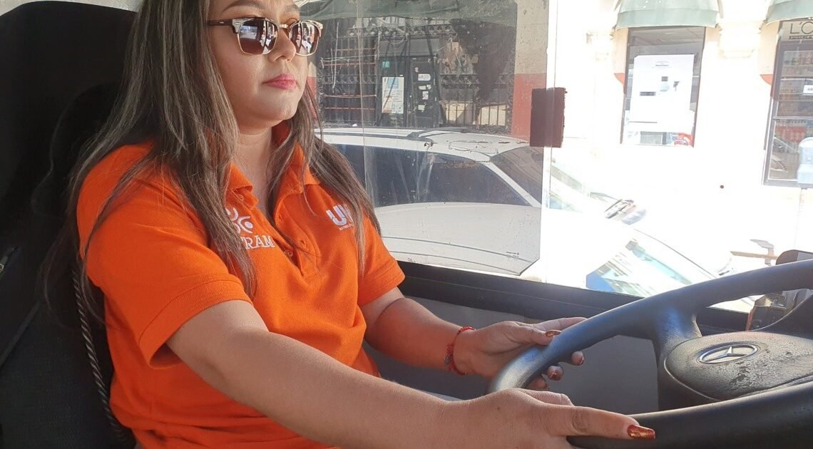 Día de la mujer: Linda Noemí hace realidad su sueño y conduce un camión