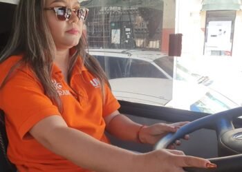 Día de la mujer: Linda Noemí hace realidad su sueño y conduce un camión
