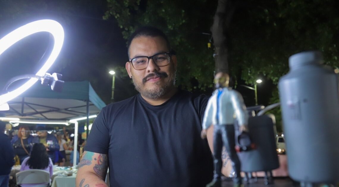 Hermosillo: Con arcilla y material reciclado Óscar crea personajes de película