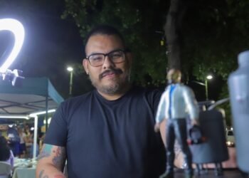 Hermosillo: Con arcilla y material reciclado Óscar crea personajes de película