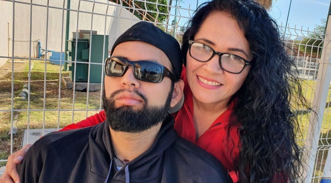 Mujeres rompiendo barreras: Francisca estudia con su hijo para verlo graduarse ¡con honores!