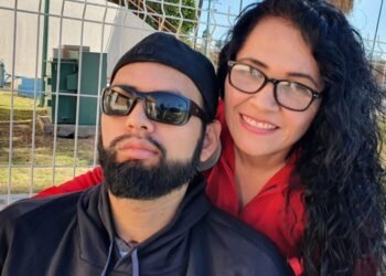 Mujeres rompiendo barreras: Francisca estudia con su hijo para verlo graduarse ¡con honores!