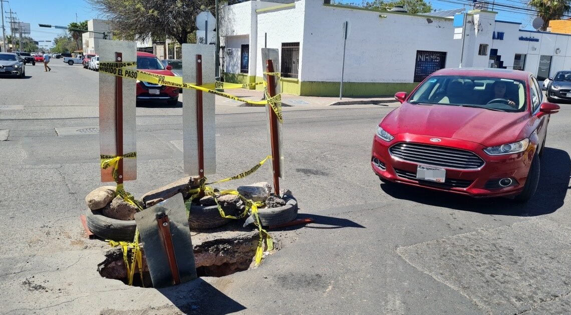 Hermosillo: Ciudadanos aseguran que socavón en el Centro pone en riesgo la vida
