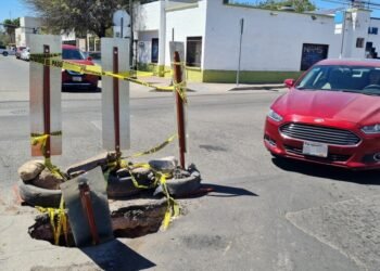 Hermosillo: Ciudadanos aseguran que socavón en el Centro pone en riesgo la vida