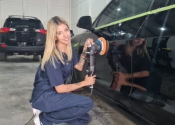 Mujeres rompiendo barreras: María Fernanda brilla como detalladora profesional