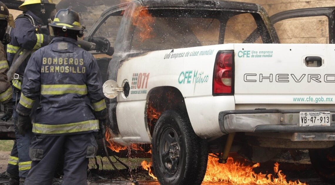 Se incendia vehículo de la CFE en la colonia Lomas del Pitic en Hermosillo