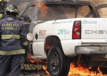 Se incendia vehículo de la CFE en la colonia Lomas del Pitic en Hermosillo