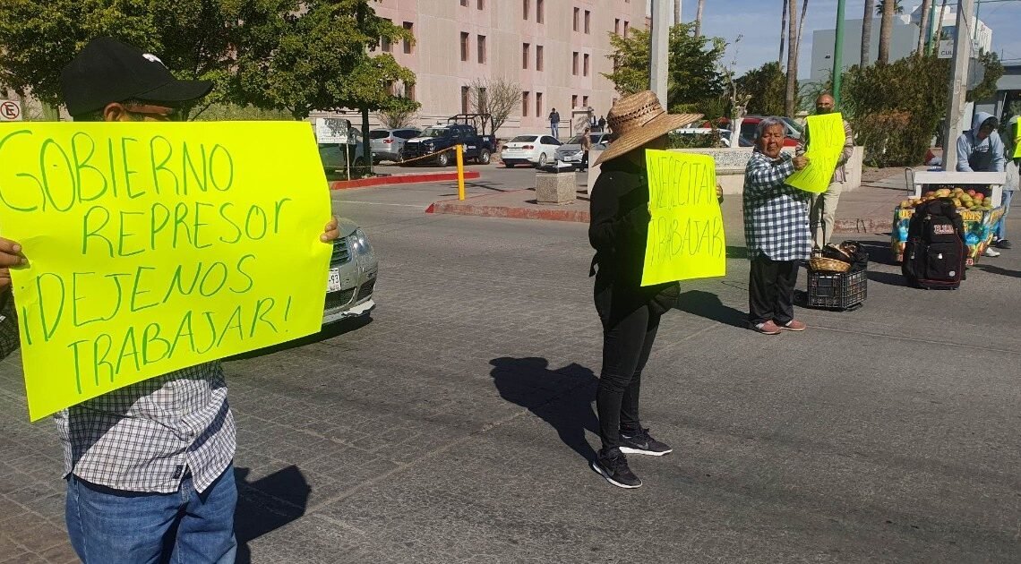 Vendedores ambulantes del Centro de Gobierno se manifiestan luego de ser retirados por autoridades: “Queremos trabajar honradamente y no nos dejan” Vendedores ambulantes del Centro de Gobierno se manifiestan luego de ser retirados por autoridades: “Queremos trabajar honradamente y no nos dejan”
