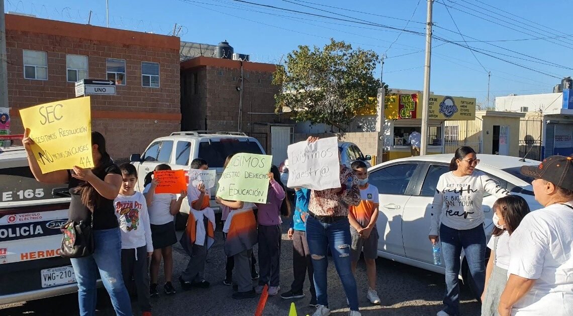 Hermosillo: Padres de Familia se manifiestan para solicitar maestros; acusan que sus hijos tienen más de dos meses sin clases