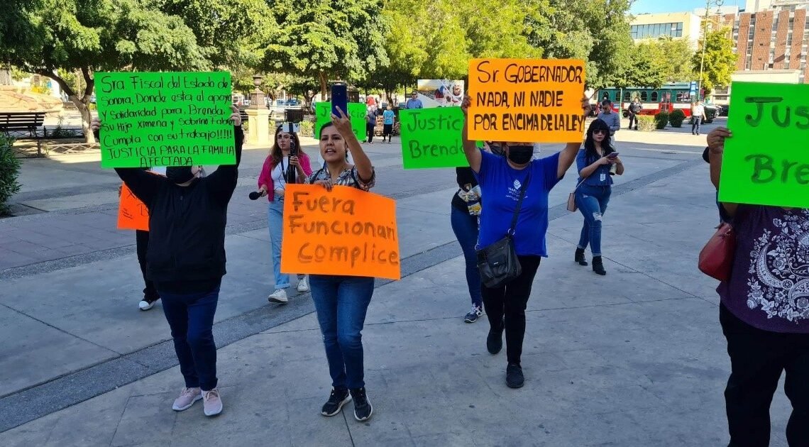 Se manifiestan en Palacio de Gobierno exigiendo justicia para familia arrollada en Hermosillo