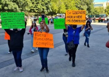 Se manifiestan en Palacio de Gobierno exigiendo justicia para familia arrollada en Hermosillo