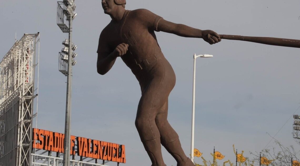 Estadio Fernando Valenzuela ya luce en letras del recinto de Naranjeros como nuevo nombre