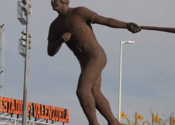 Estadio Fernando Valenzuela ya luce en letras del recinto de Naranjeros como nuevo nombre