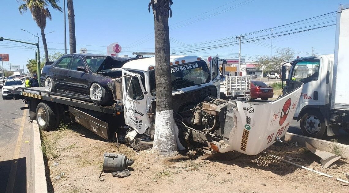 Choque entre sedán y una grúa en el cruce del boulevar García Morales y Lázaro Mercado Choque entre sedán y una grúa en el cruce del boulevar García Morales y Lázaro Mercado