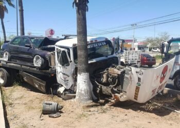 Choque entre sedán y una grúa en el cruce del boulevar García Morales y Lázaro Mercado