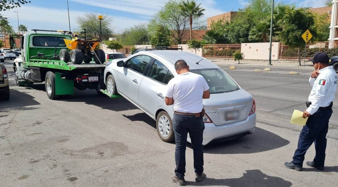 Hermosillo: Ciclista es impactado por una motocicleta y, al caer, es golpeado por un auto en boulevard Rosales Hermosillo: Ciclista es impactado por una motocicleta y, al caer, es golpeado por un auto en boulevard Rosales