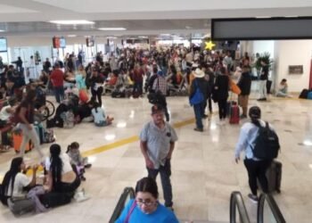 Reportan aglomeración de viajeros en Aeropuerto de Hermosillo