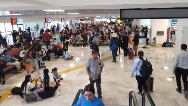 Reportan aglomeración de viajeros en Aeropuerto de Hermosillo Reportan aglomeración de viajeros en Aeropuerto de Hermosillo