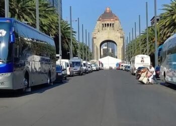 Arriban camiones para concentración en el Zócalo