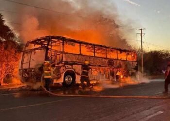 Guardia Nacional rescata a pasajeros de autobús que se incendió